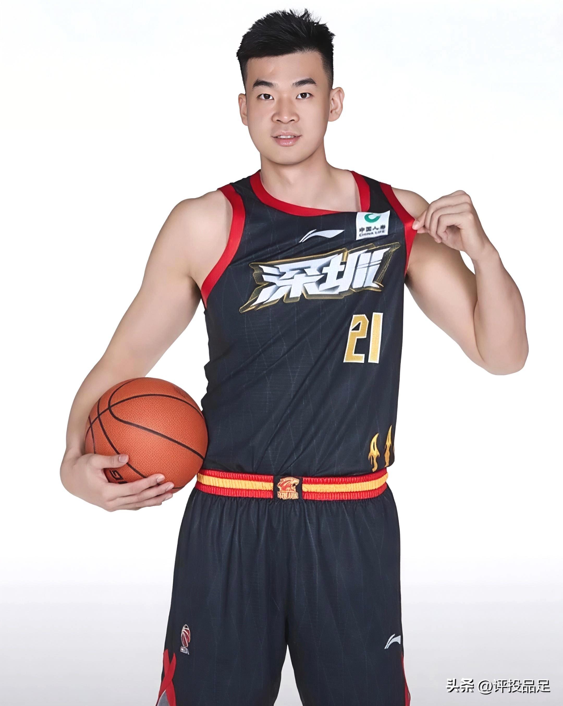 开云体育官网-国际比赛日广东宏远调整名单以备CBA季后赛；更衣室发声环节打磨；话题不断；阵容厚度经受考验的简单介绍